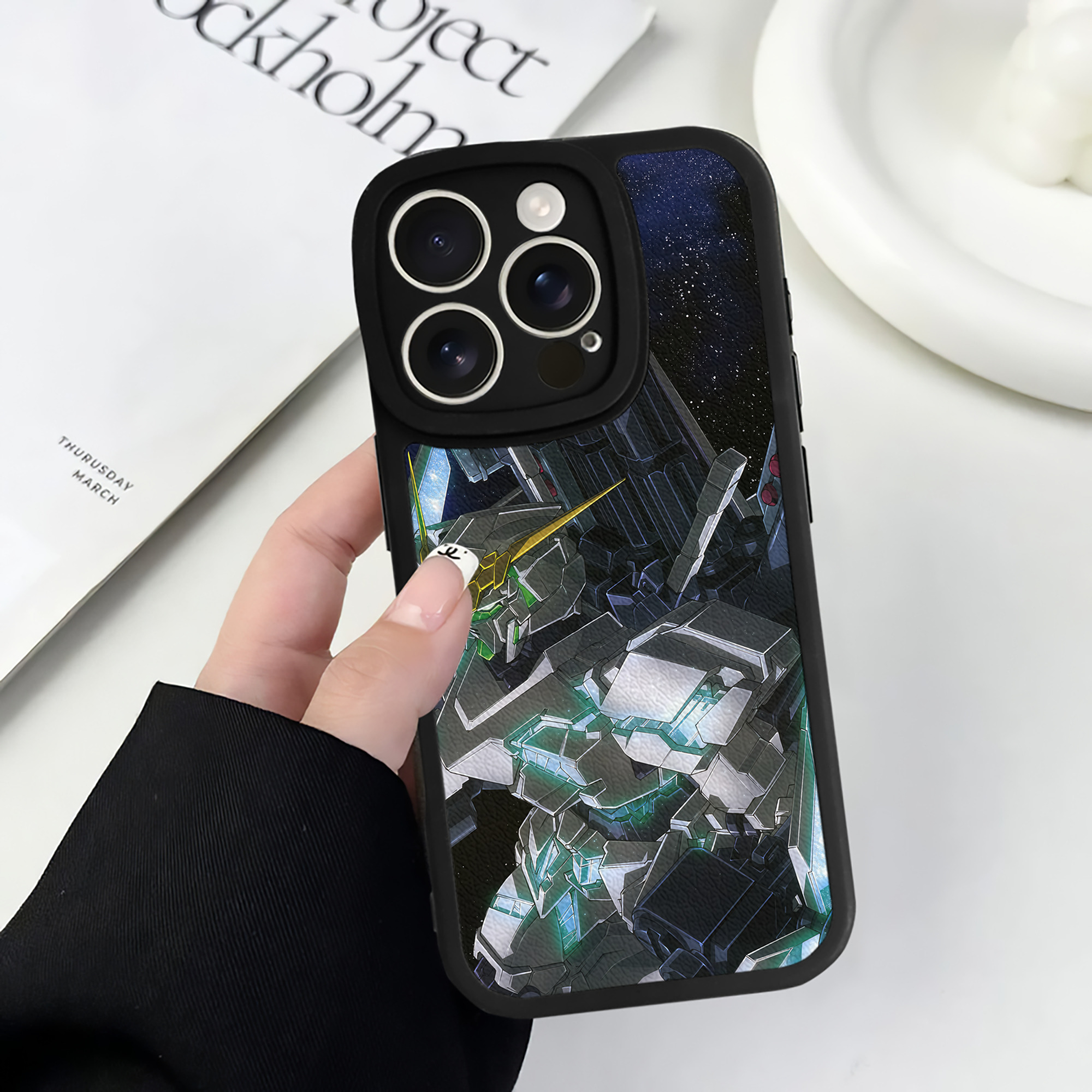 （画像用） 機動戦士ガンダム Mobile Suit Gundam 【iPhone 16シリーズ対応】シリコンスマホケース（レザー調） 材質：シリコン